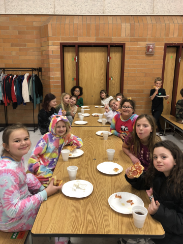 4th Grade Kids eating Pizza at party!
