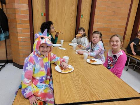 4th Grade Kids eating Pizza at party!
