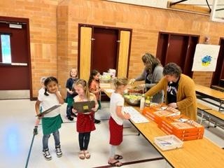 Kindergarteners serving up pizza